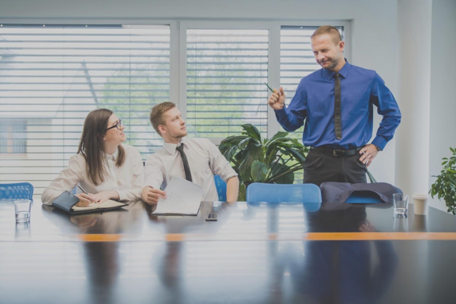 Espacio de trabajo con herramientas de automatización financiera